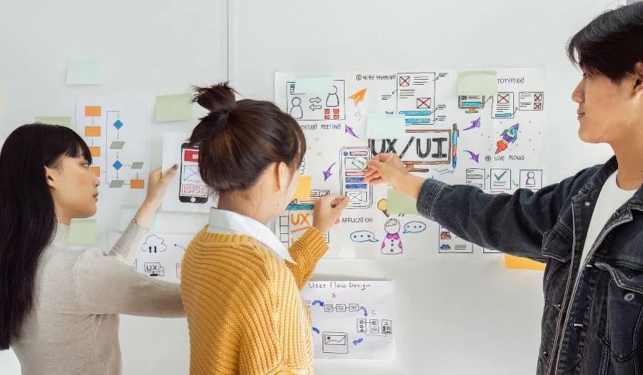 team qui réfléchit à l'ui ux d'un site