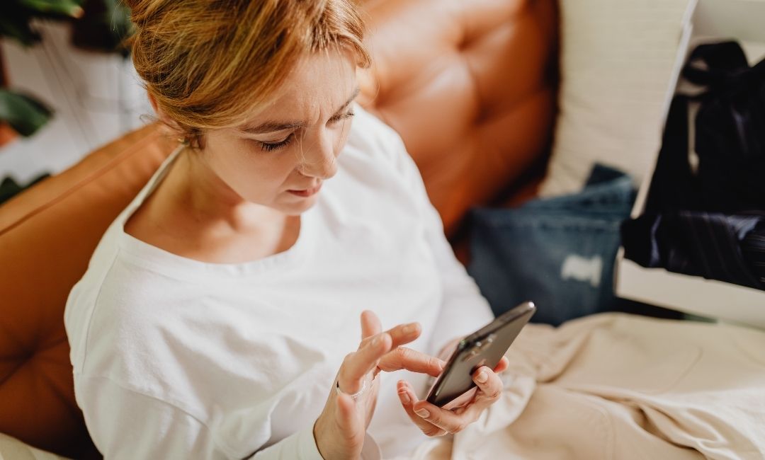 femme naviguant sur un smartphone