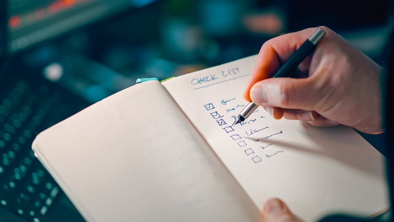 Checklist remplie au stylo avec cases cochées pour un processus de décision