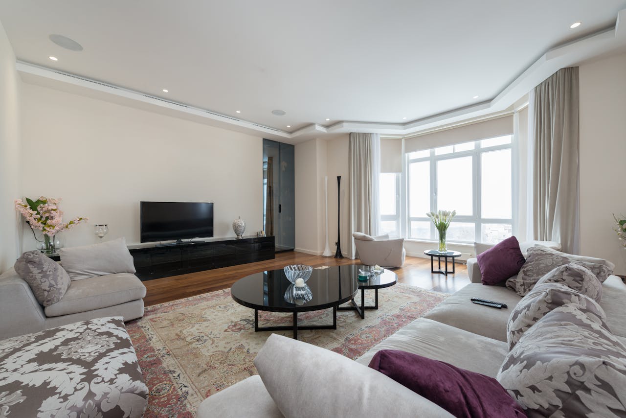 Intérieur lumineux de salon photographié avec équipement professionnel haute résolution