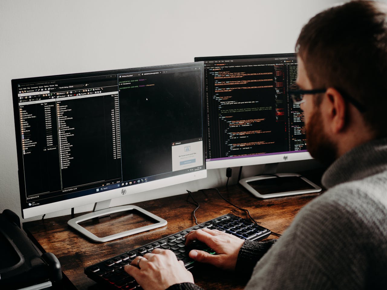 Développeur travaillant sur du code de maintenance technique d'un site e-commerce