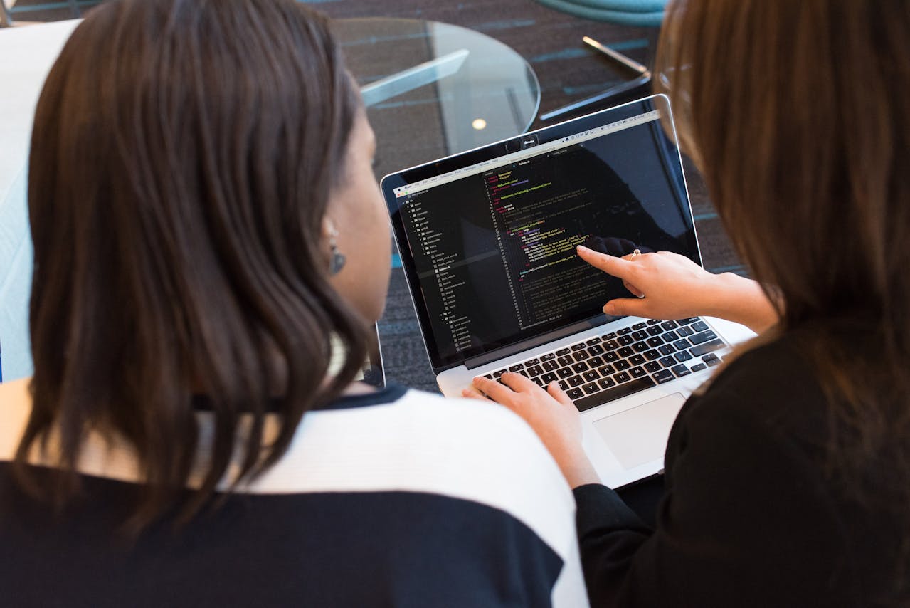 Comparaison entre application web et site internet sur écran d'ordinateur, illustrant le choix entre présence numérique simple et outil métier sur mesure