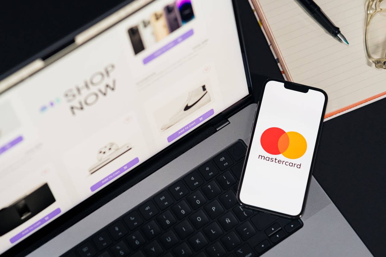 Boutique en ligne affichée sur un ordinateur portable avec panier d'achat, illustrant l'analyse d'un devis de site e-commerce