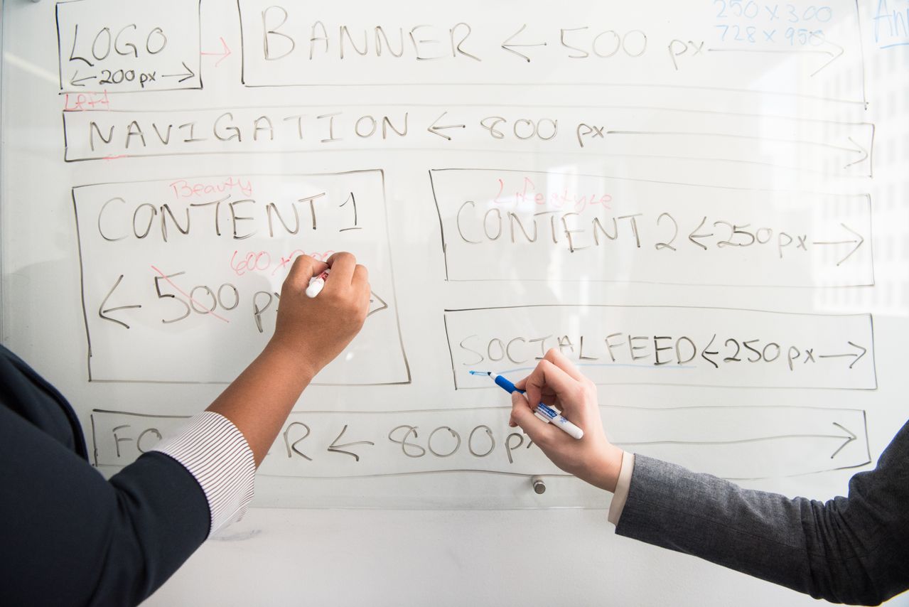 Équipe travaillant la stratégie d'une landing page lors d'un atelier de cadrage, illustrant le travail invisible mais déterminant facturé dans un devis professionnel