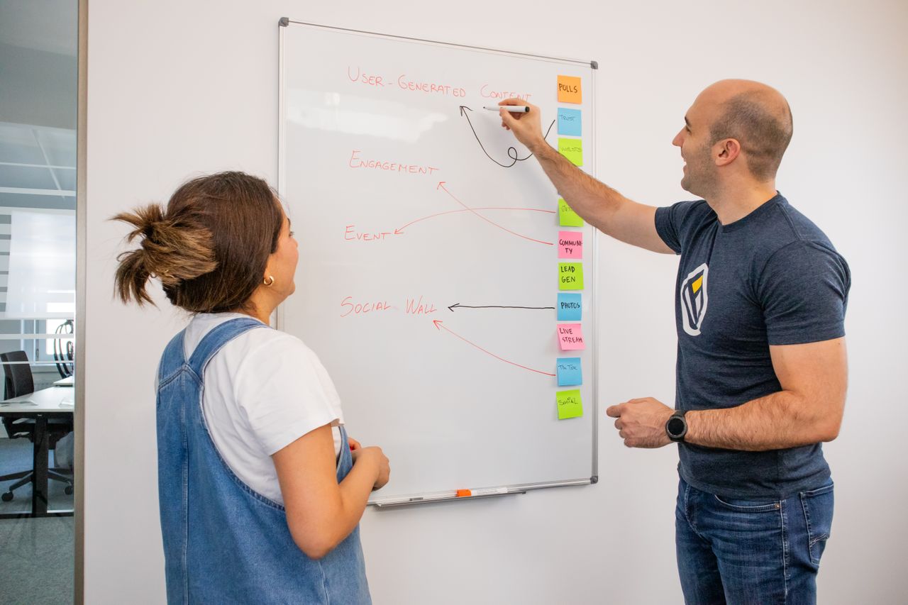 Fondateur d'une startup SaaS analysant le budget de développement de son produit sur ordinateur, illustrant la planification financière d'un projet SaaS sur mesure
