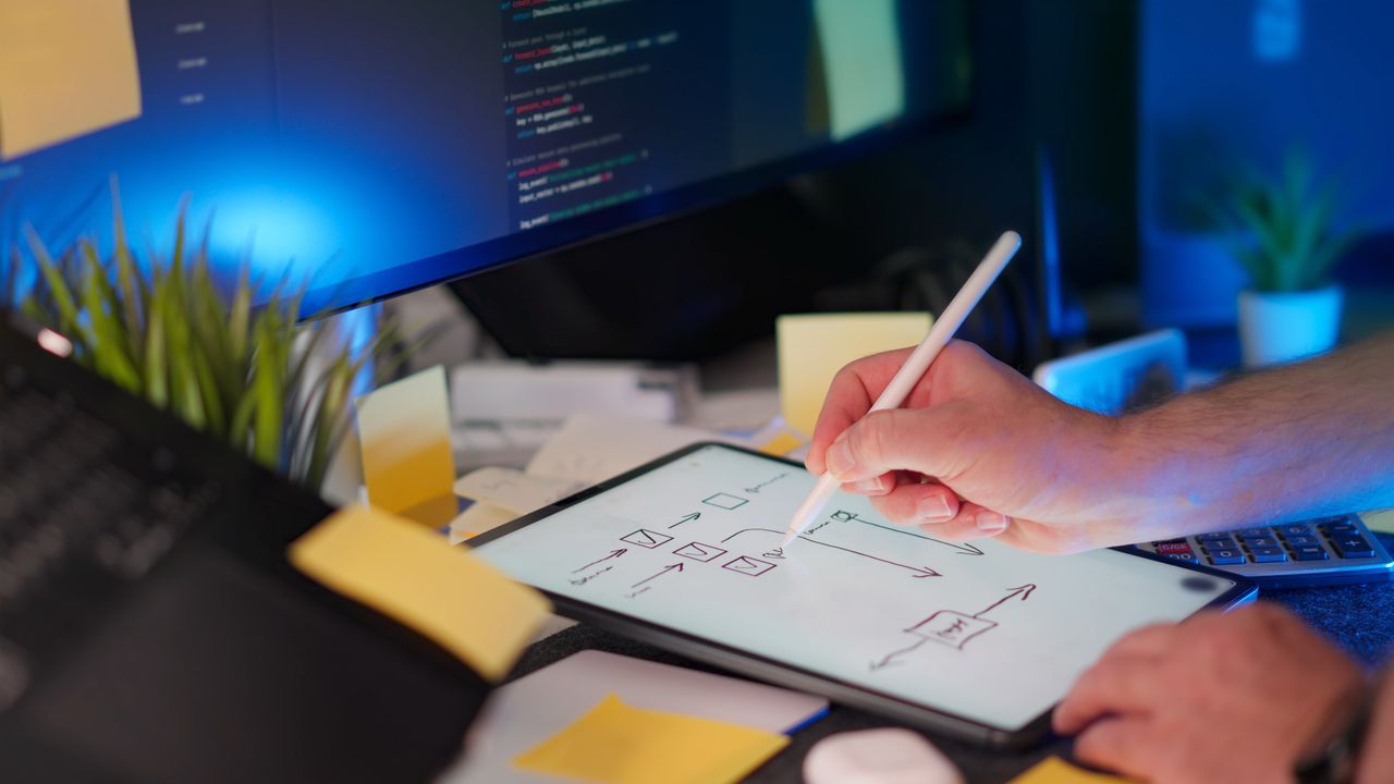 Architecture modulaire d'un SaaS B2B représentée sur tableau blanc, illustrant la décomposition d'un produit en briques fonctionnelles et leur impact budgétaire