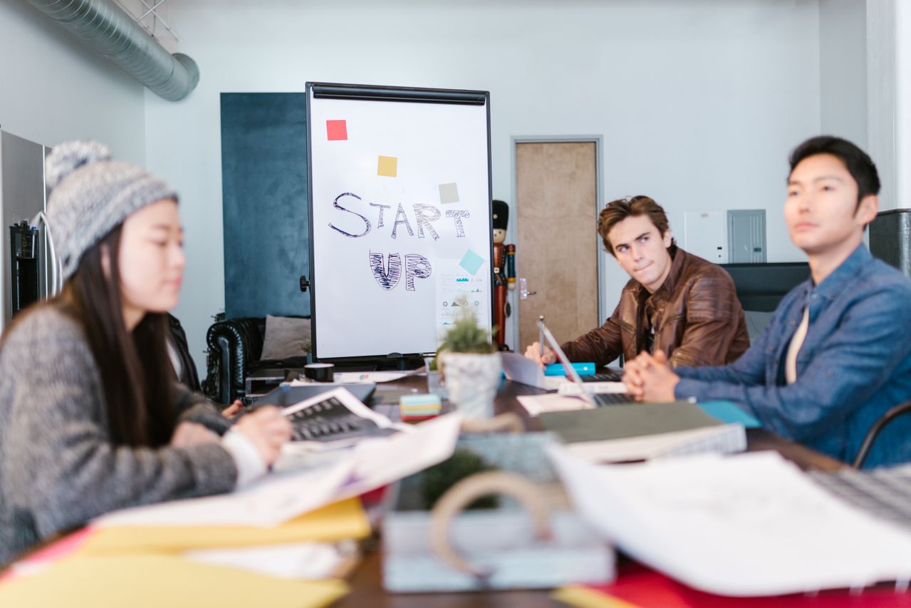 Équipe de startup SaaS planifiant une roadmap produit par phases lors d'une réunion, illustrant la séquence MVP, V1 et scale dans un projet sur mesure