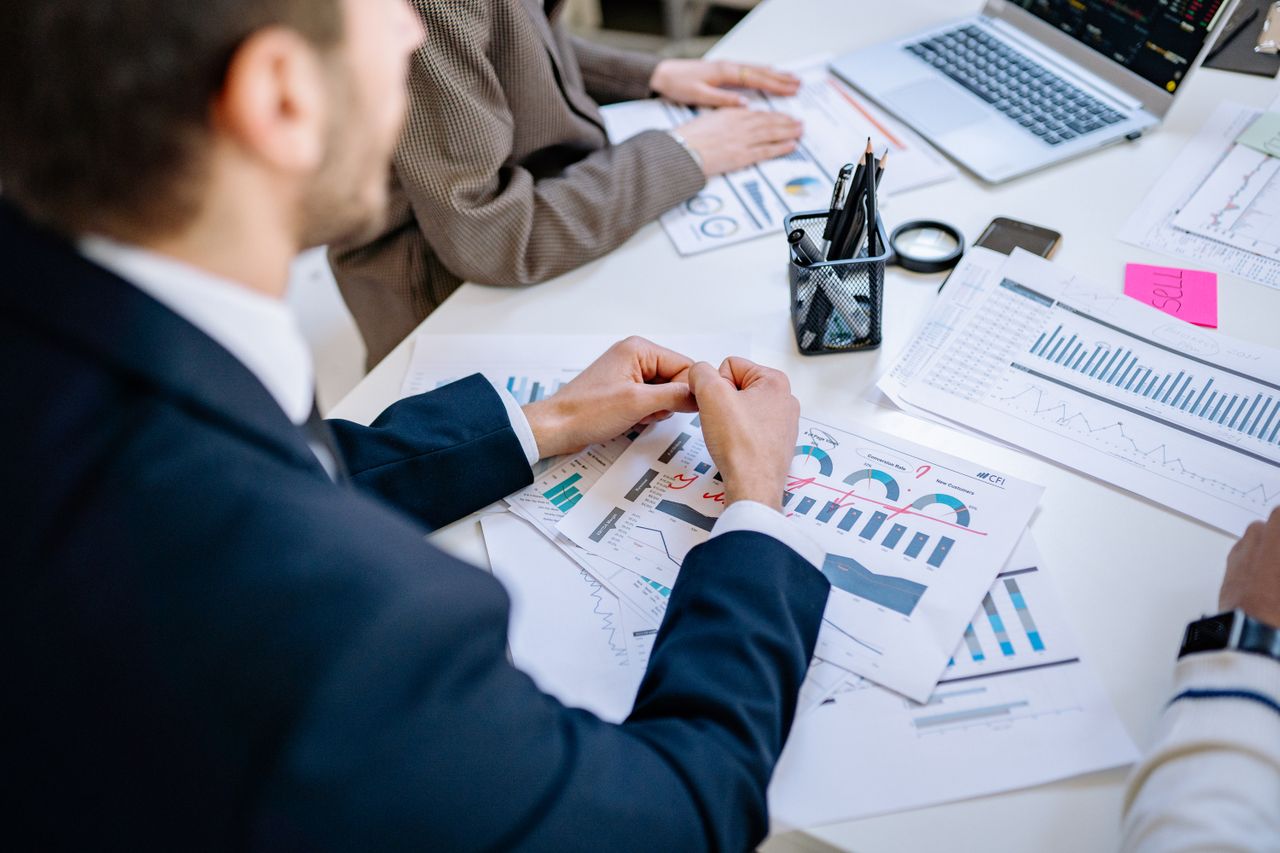 Calcul du budget total d'un projet web incluant coûts récurrents, illustrant l'importance de raisonner sur trois ans plutôt qu'au ticket initial