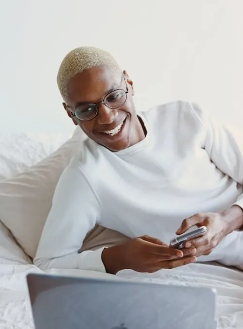 Photo d'un homme souriant