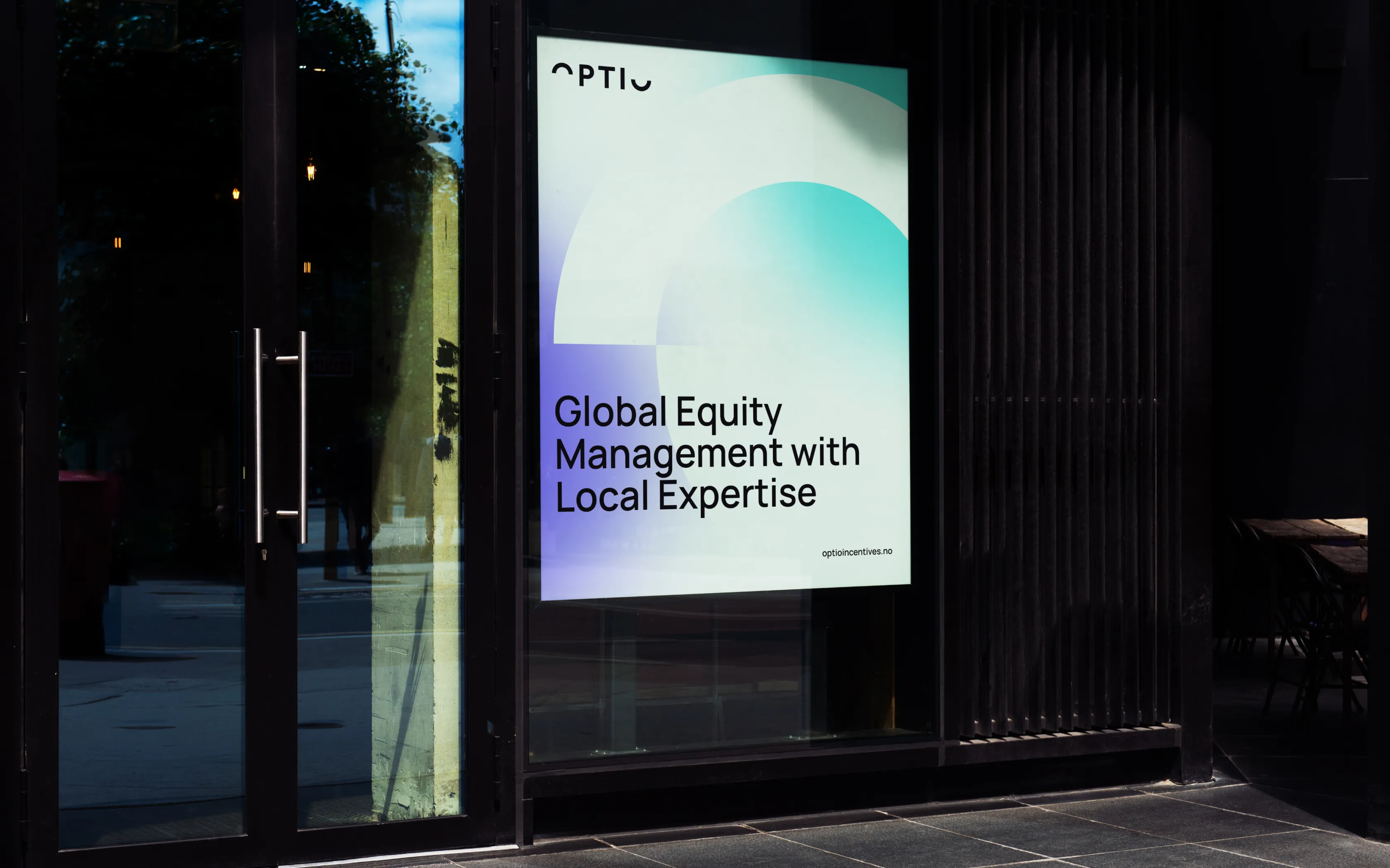 Window display with a poster reading 'Global Equity Management with Local Expertise' and a website optioincentives.no.