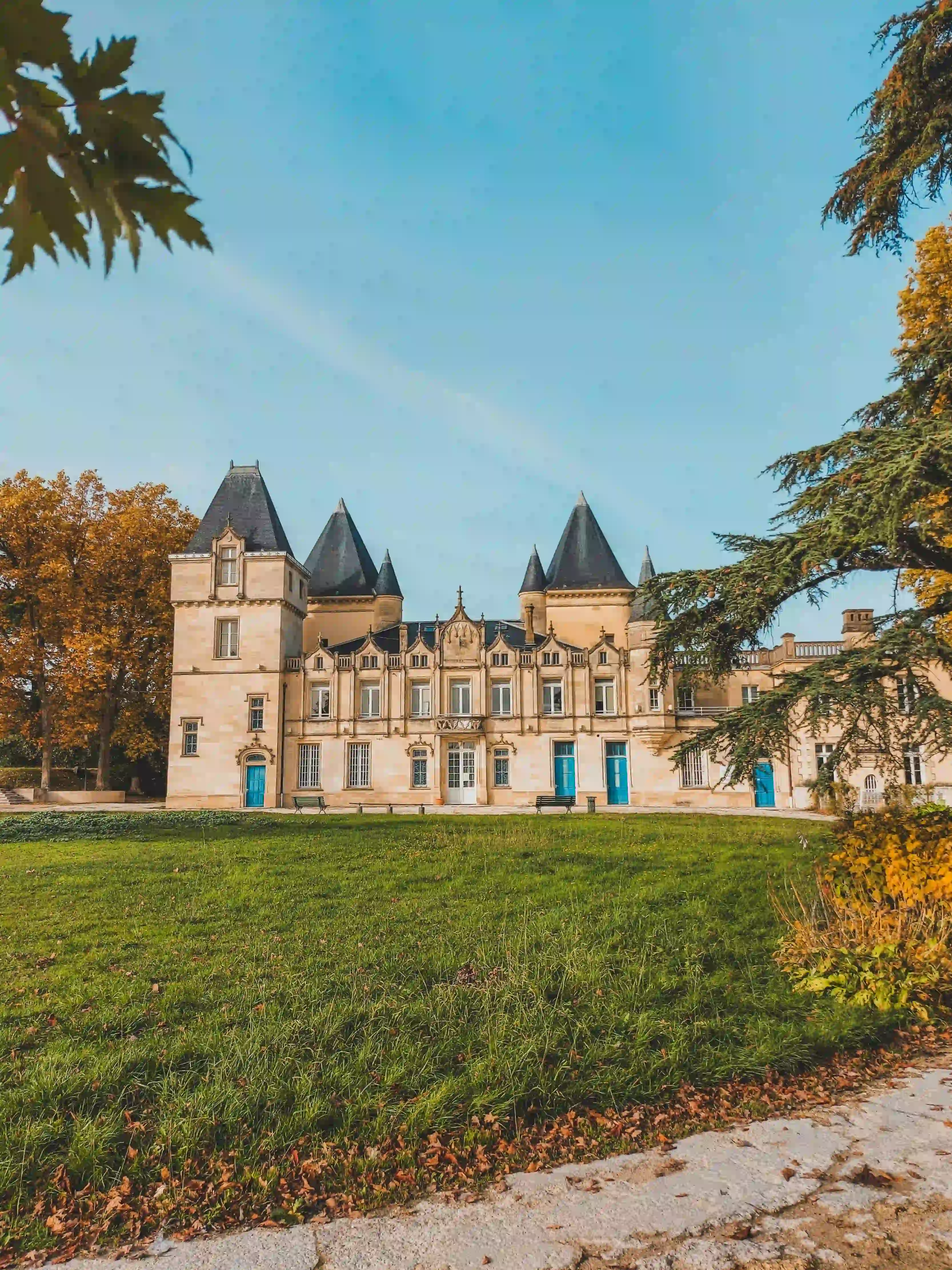Façade d’un château-hôtel de luxe en France, partenaire de Staytrue pour les réservations directes.