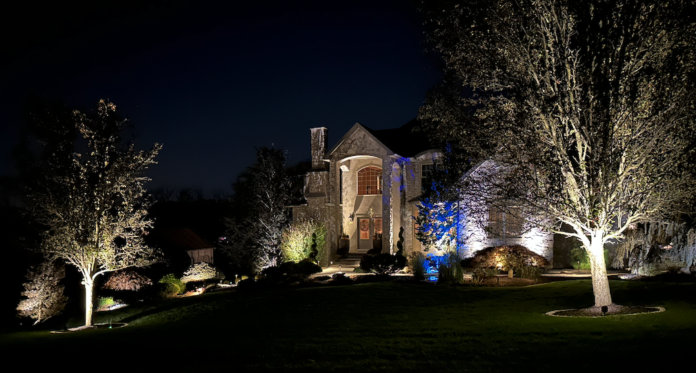 The Rajeunir Esthetique Office at nighttime