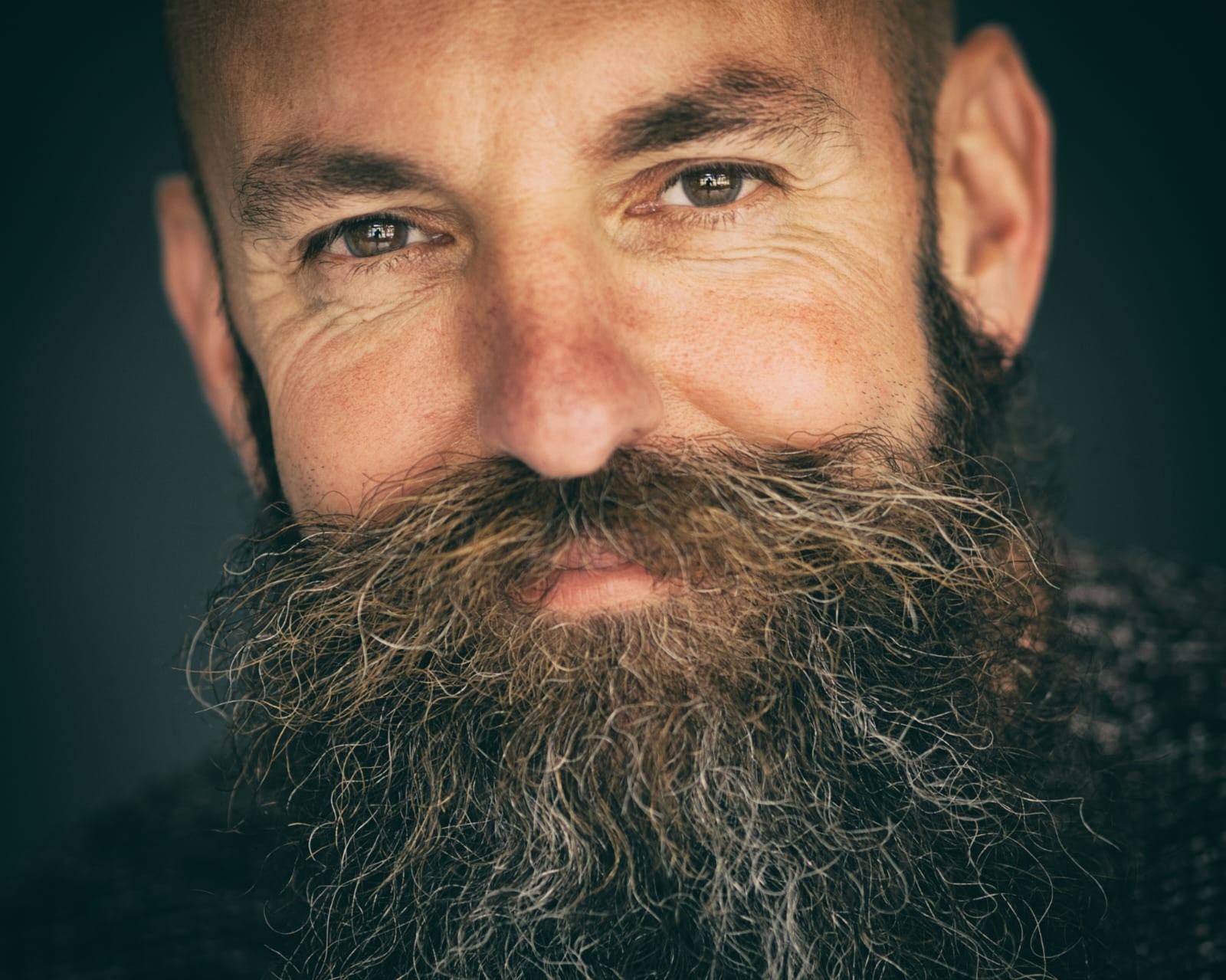 Portret van Boudewijn, een wounded healer. Een open en krachtige uitstraling die uitnodigt om meer te lezen over zijn verhaal en begeleiding.