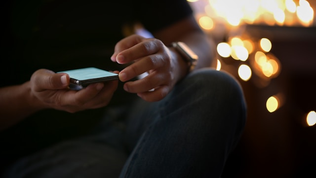 Een houten bruggetje door een groen bos, symbool voor de eerste stap naar verbinding en contact. Een uitnodiging om je eigen pad verder te gaan en eenvoudig contact op te nemen.