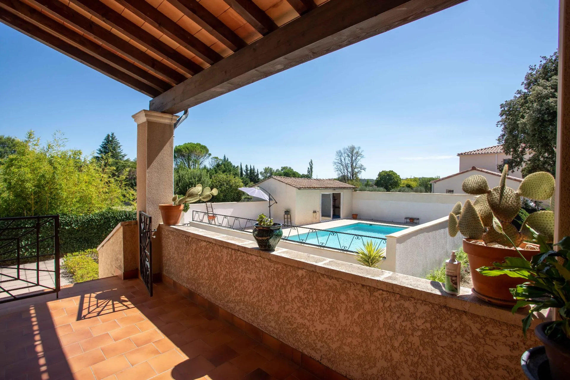 Single-storey house in Uzès with large grounds, swimming pool and garage