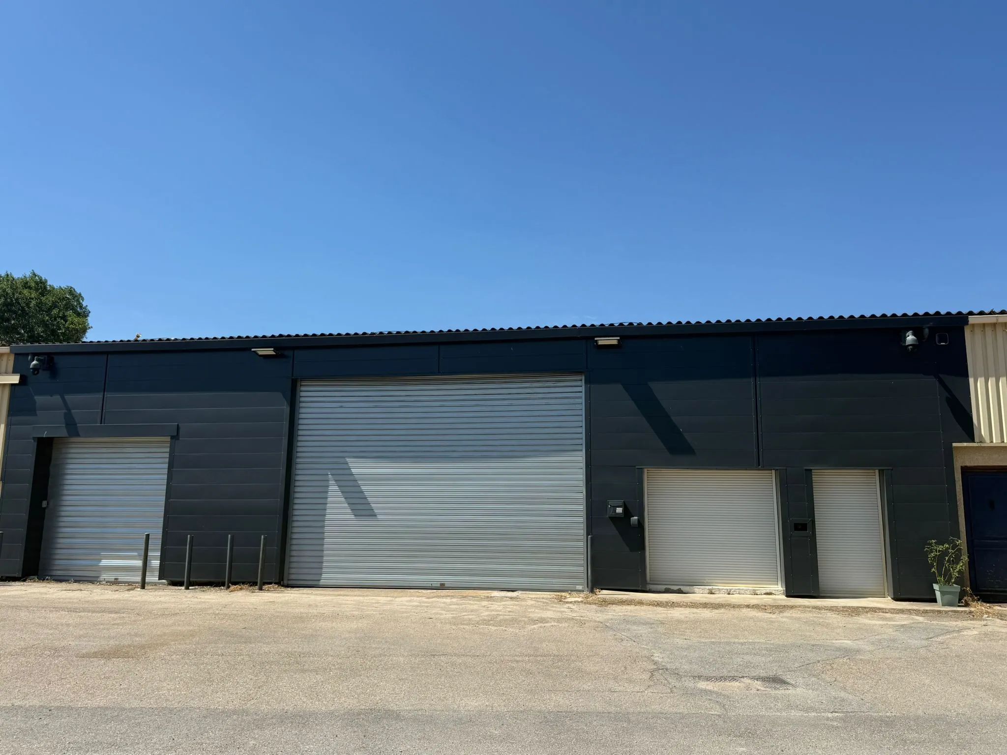 500 sqm Commercial Premises with Offices and Storage Space Near Remoulins