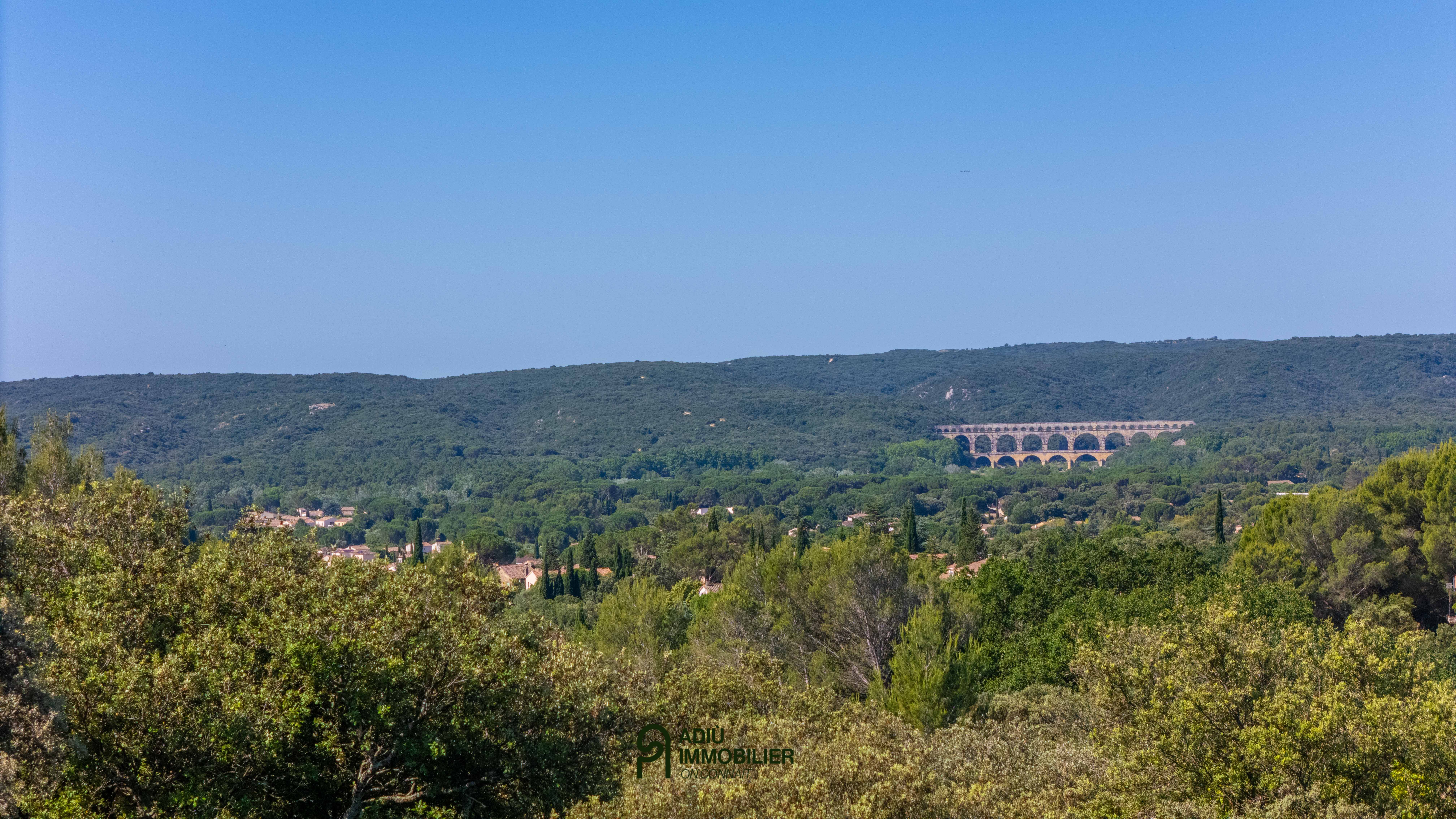 1,400 m² building plot with views of the Pont du Gard