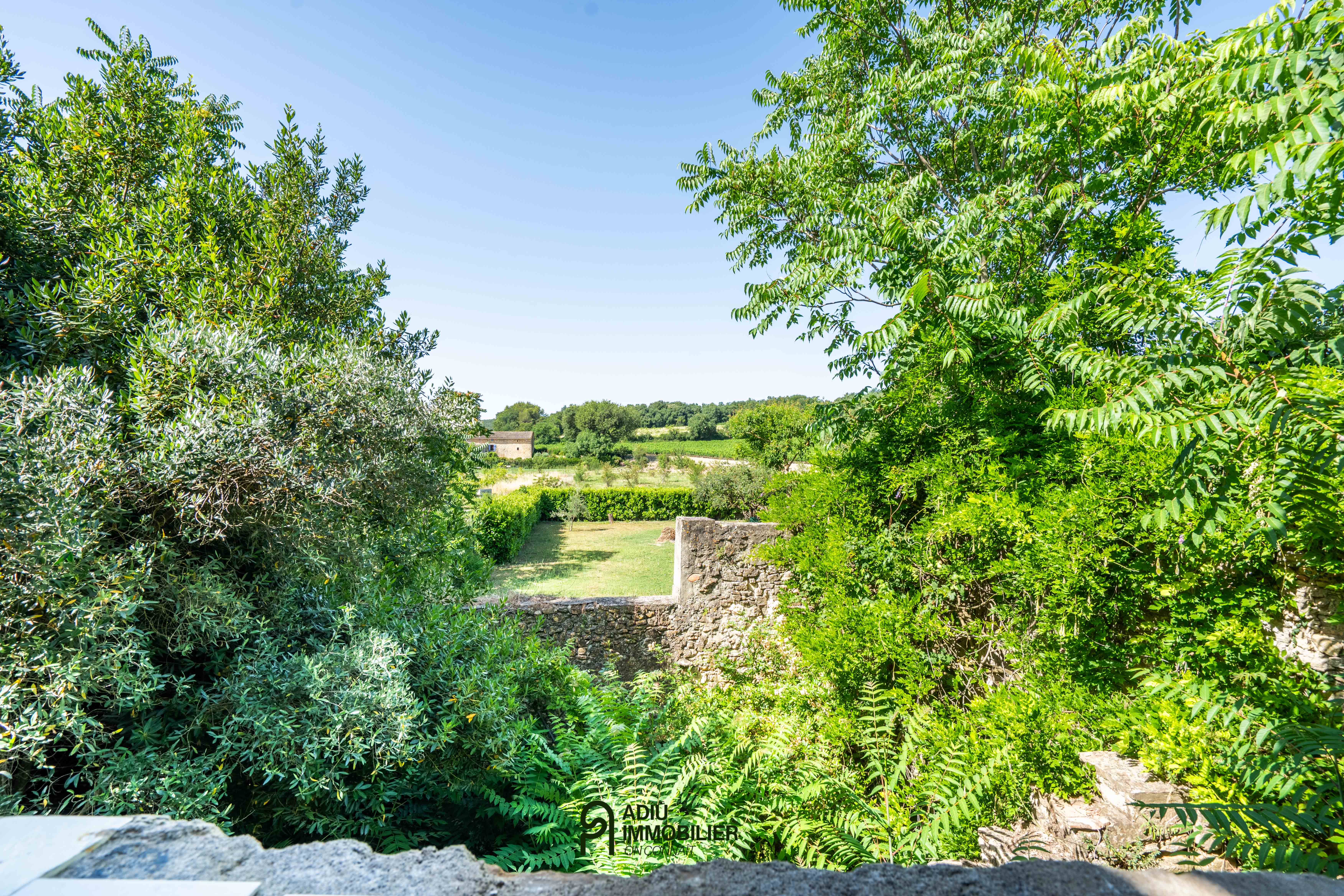 Mas en pierre de caractère à rénover – Terrain piscinable de 990 m²