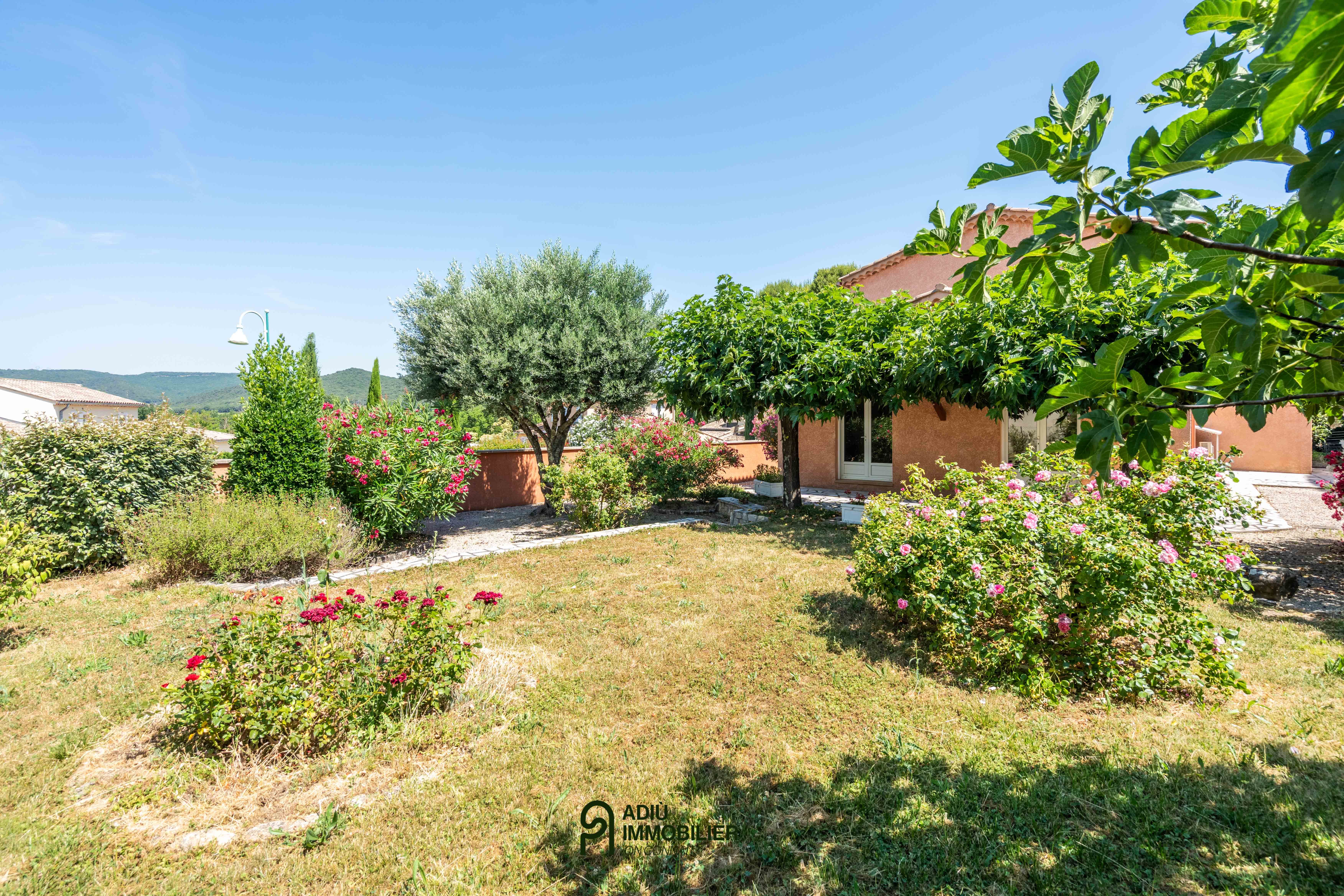 Maison de plain-pied avec grand terrain, deux garages et jardin piscinable à Saint-Laurent-de-Carnols