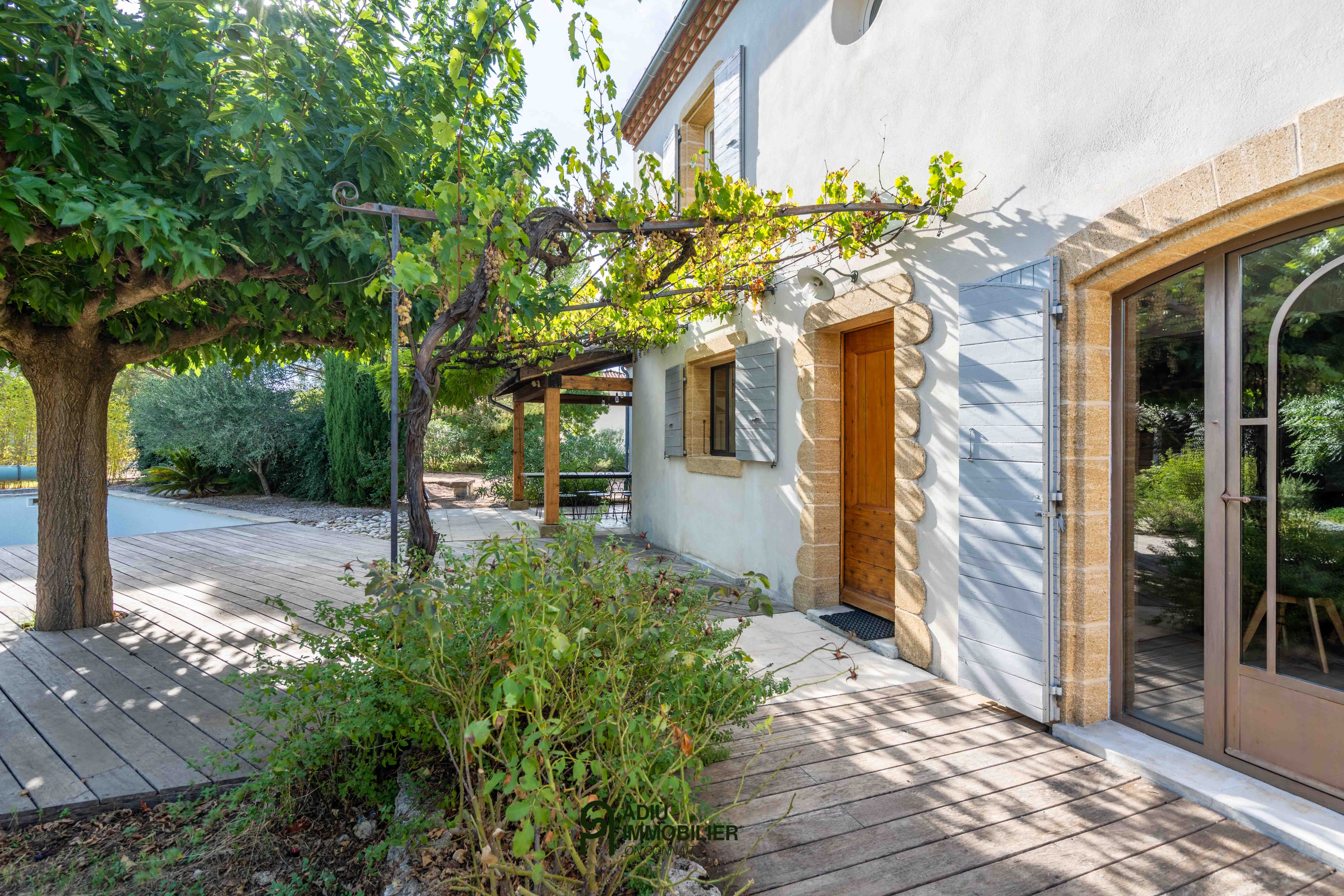 Stunning contemporary bastide of 170 m² set on 1,900 m² of land with a swimming pool.