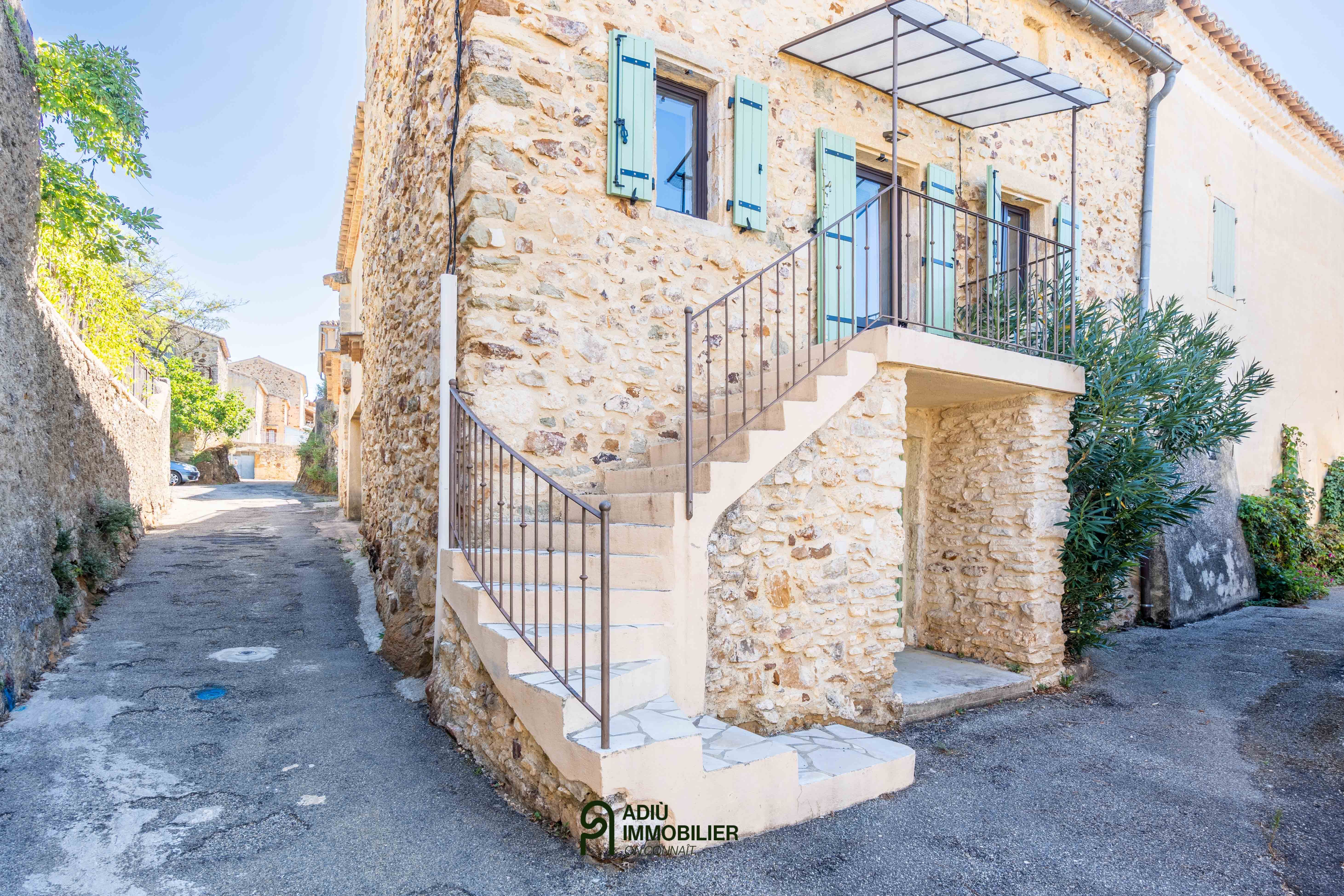 Maison de village en pierre rénovée avec double carport