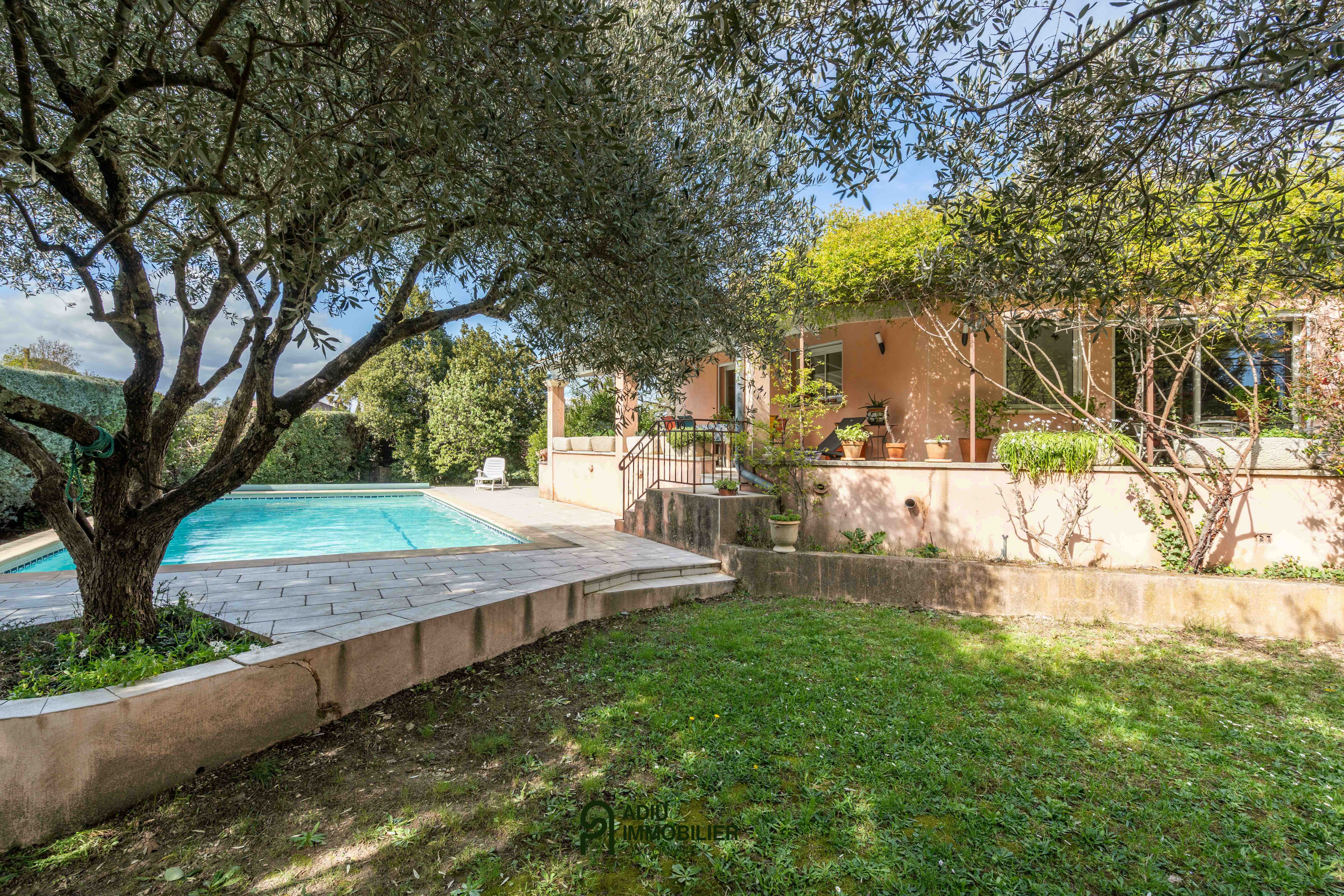 Elégante villa de plain-pied rénovée avec piscine et beaux volumes à 8 km d’Uzès