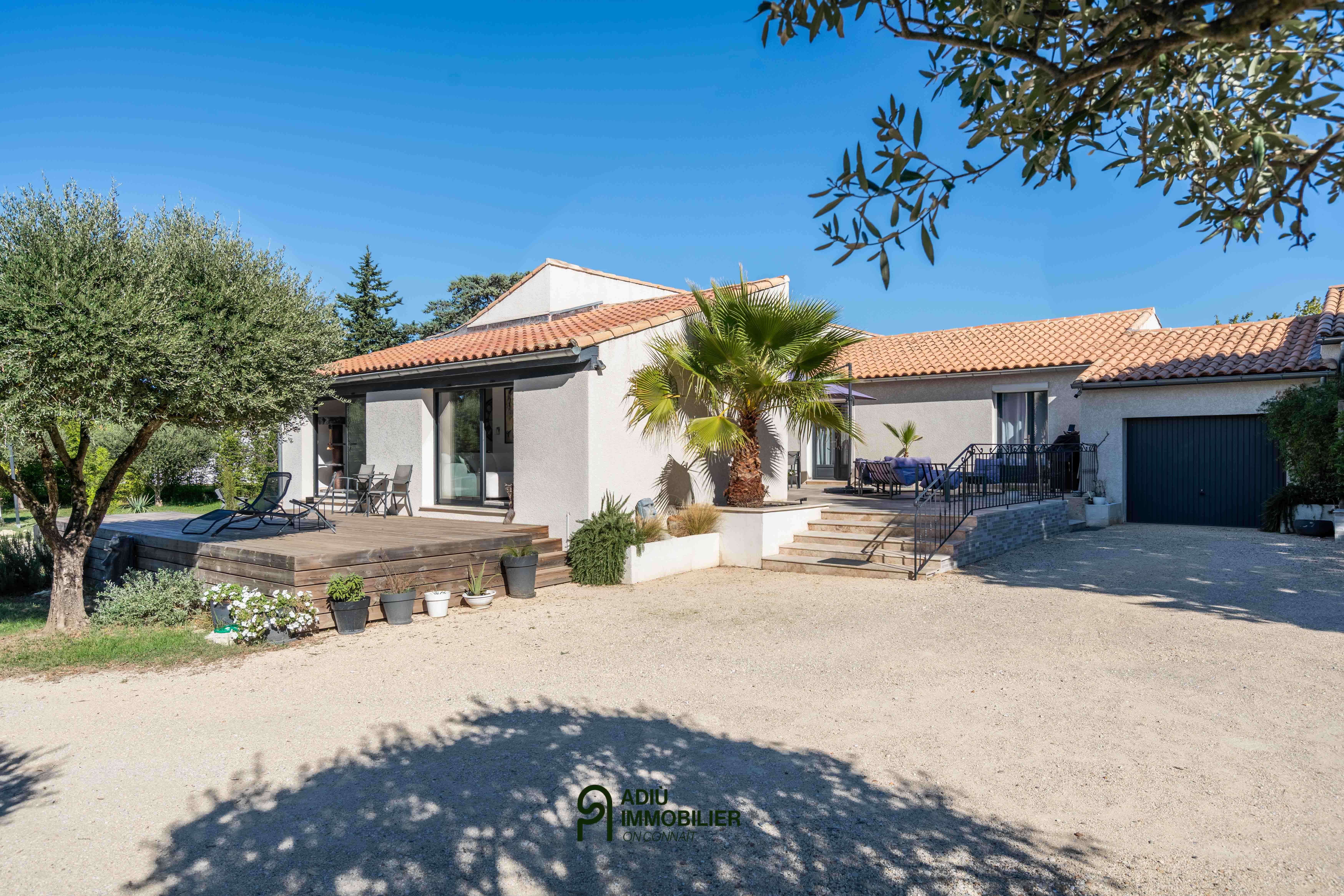 Maison avec 2 dépendances, grand jardin, garage et carport à 3 km d'Uzès
