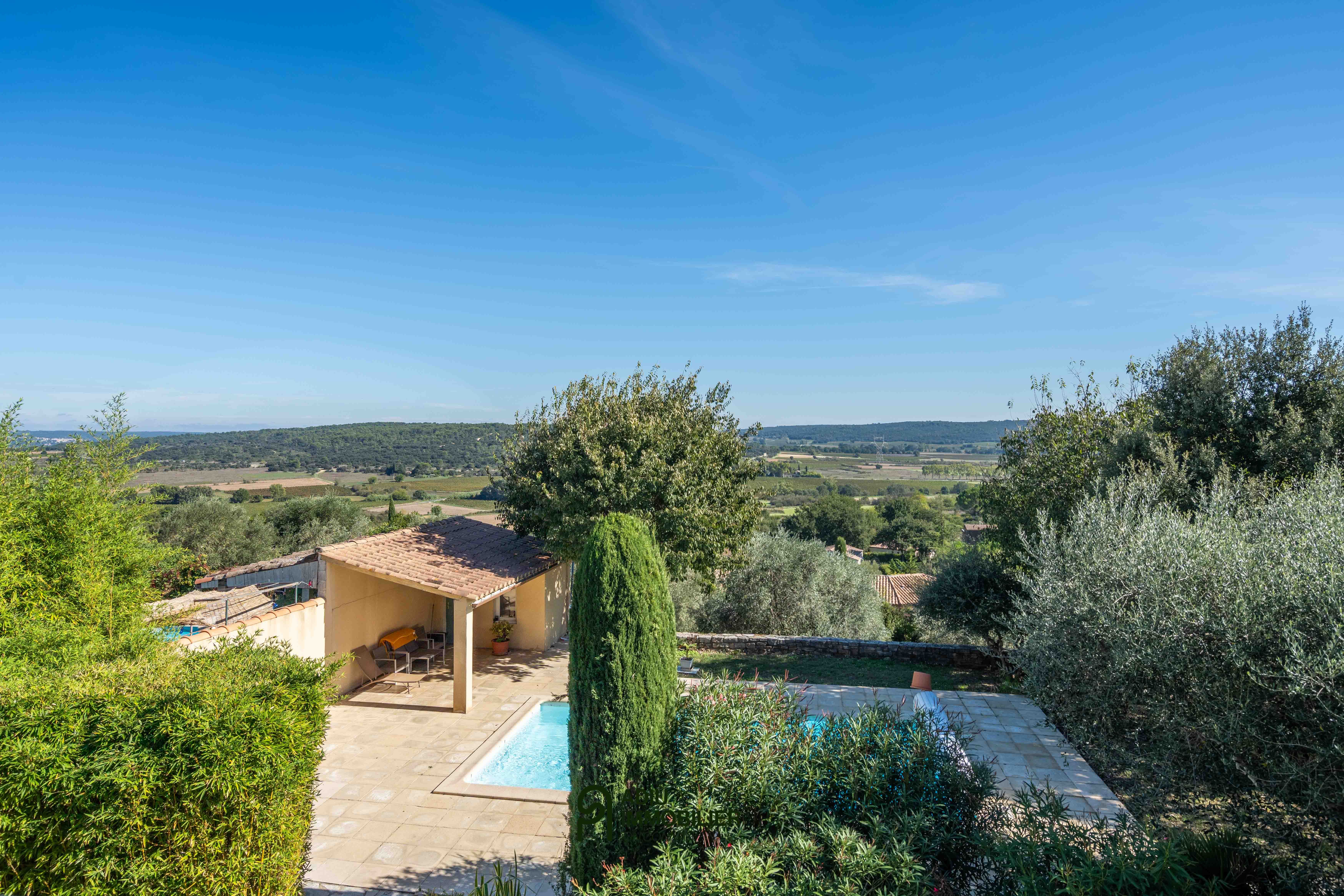 Villa de 150 m² avec piscine et vue dégagée — 6,5 km d'Uzès
