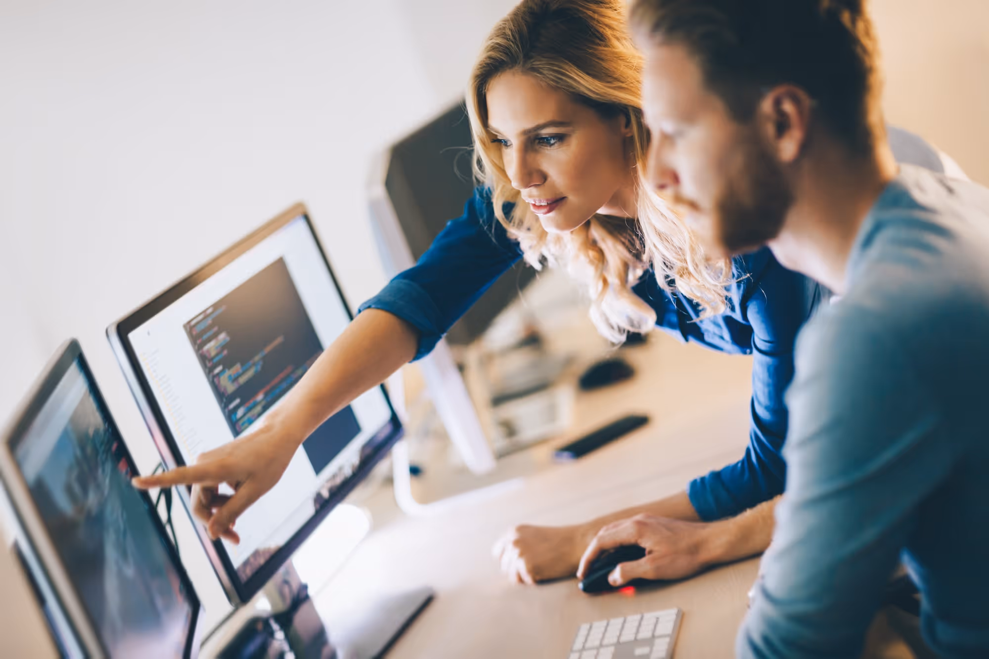 A team of freight forwarders planning on a computer