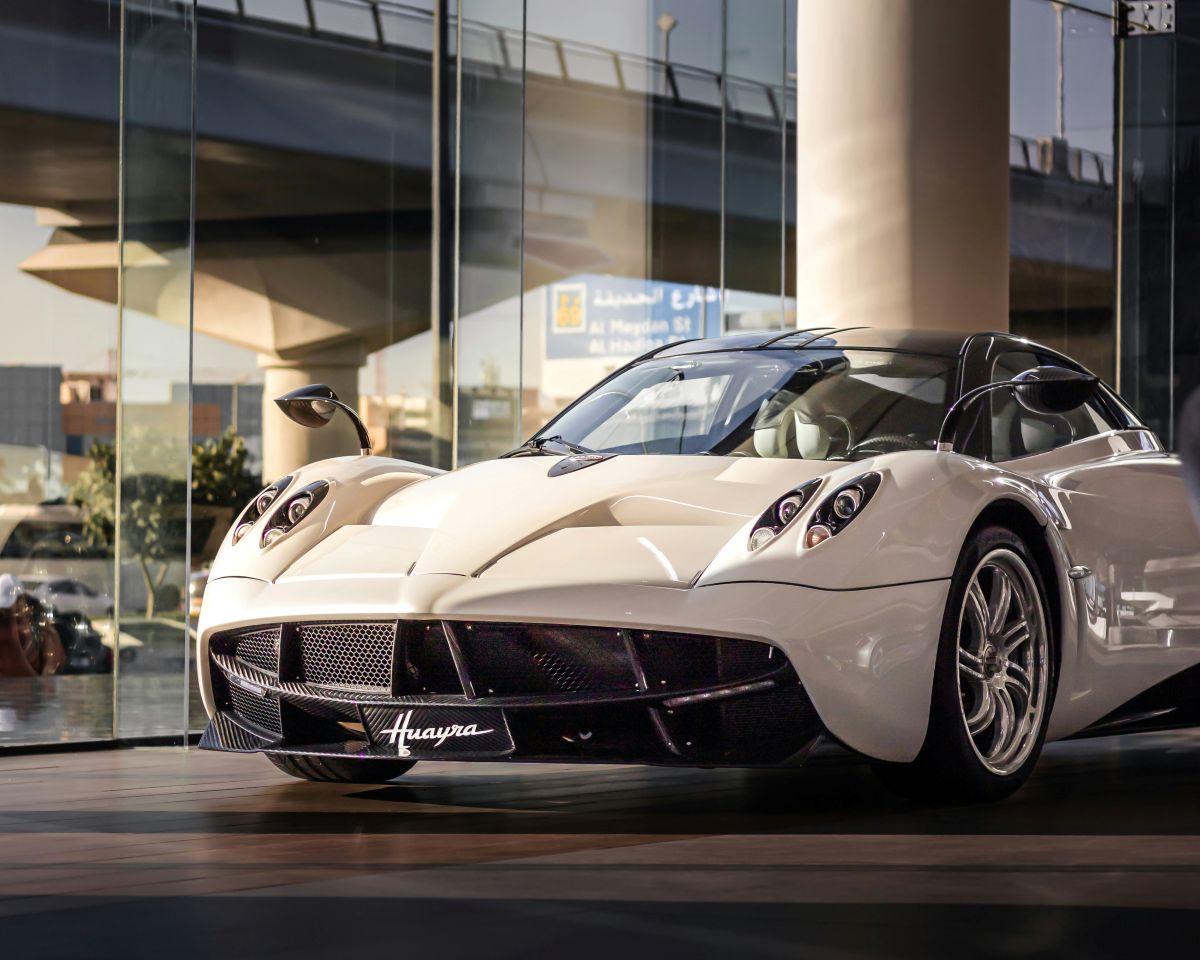 Weißer Supersportwagen in einem modernen Showroom.