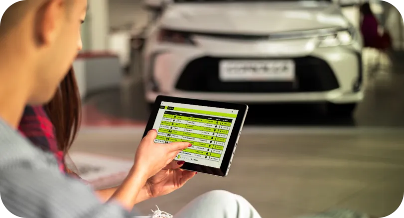 Pessoa segurando tablet apontando os dados de estoque em tempo real em interface da plataforma Leadfy