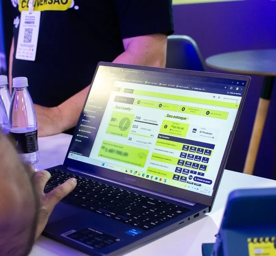 Pessoa mexendo em computador, apresentando a interface da plataforma Leadfy