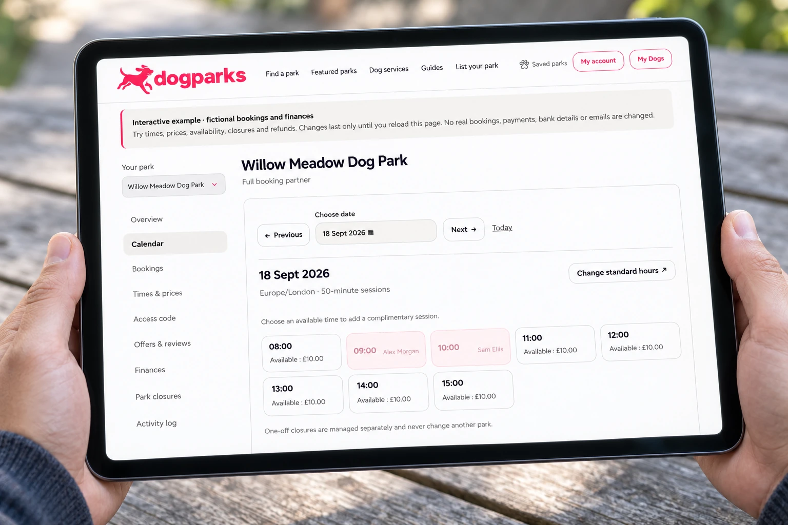 The daily booking calendar brings occupied and available sessions into one view. Demonstration data.