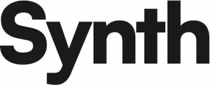 Schwarzer Schriftzug 'Synth' auf weißem Hintergrund.