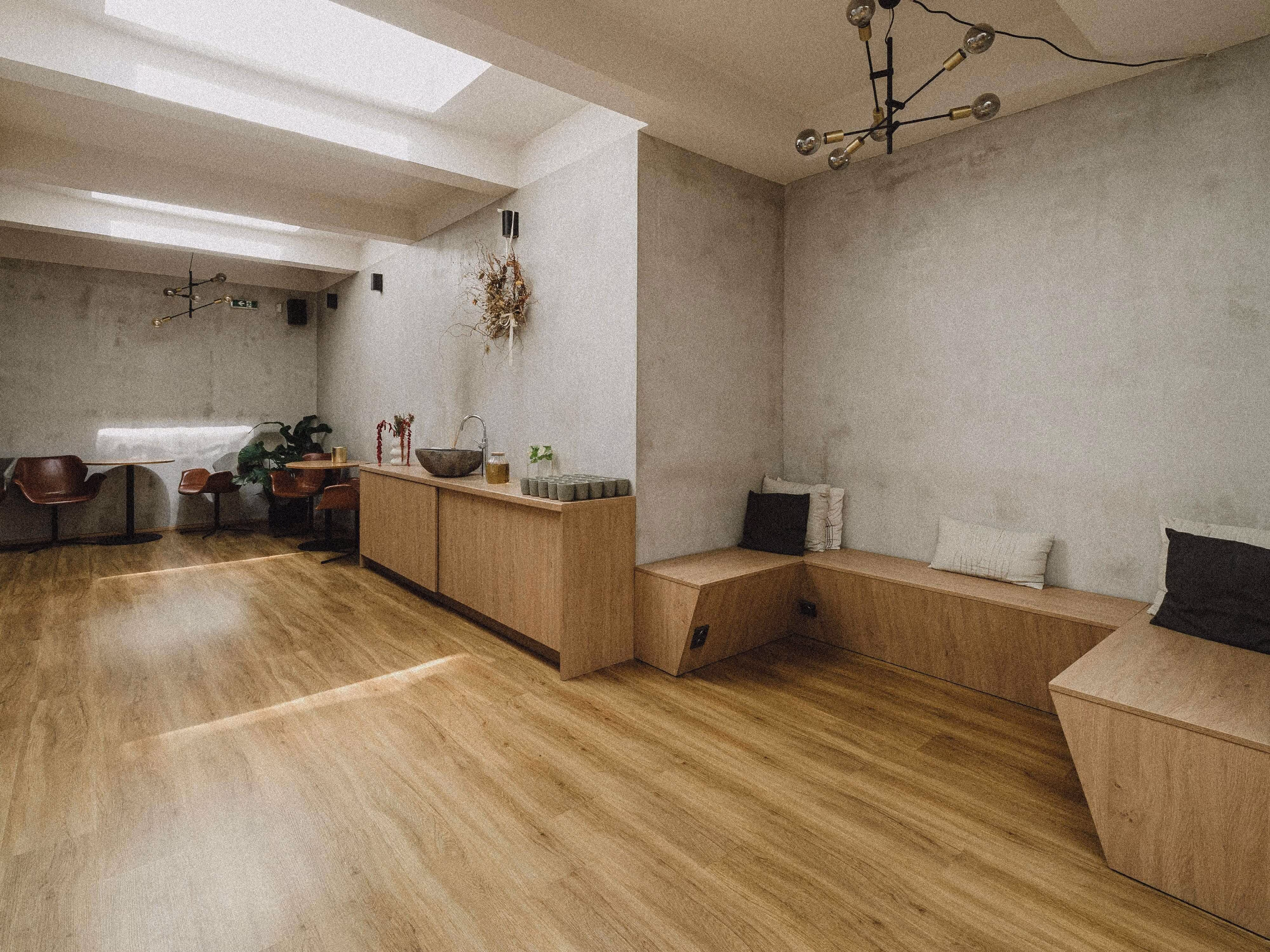 The cozy and well-equipped Yoga Movement lounge studios in Anděl.