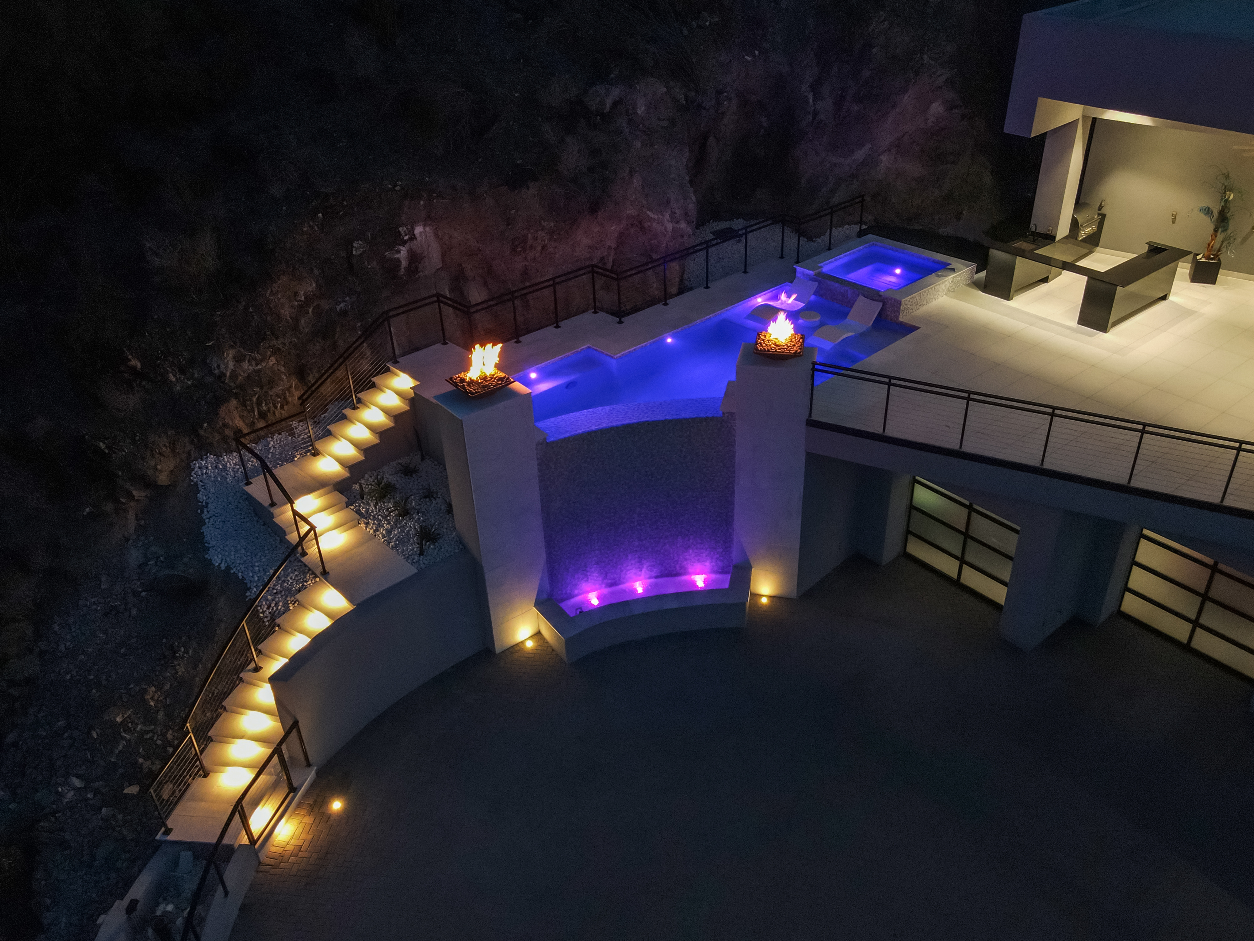 Amazing Negative edge pool on a hill in Paradise Valley