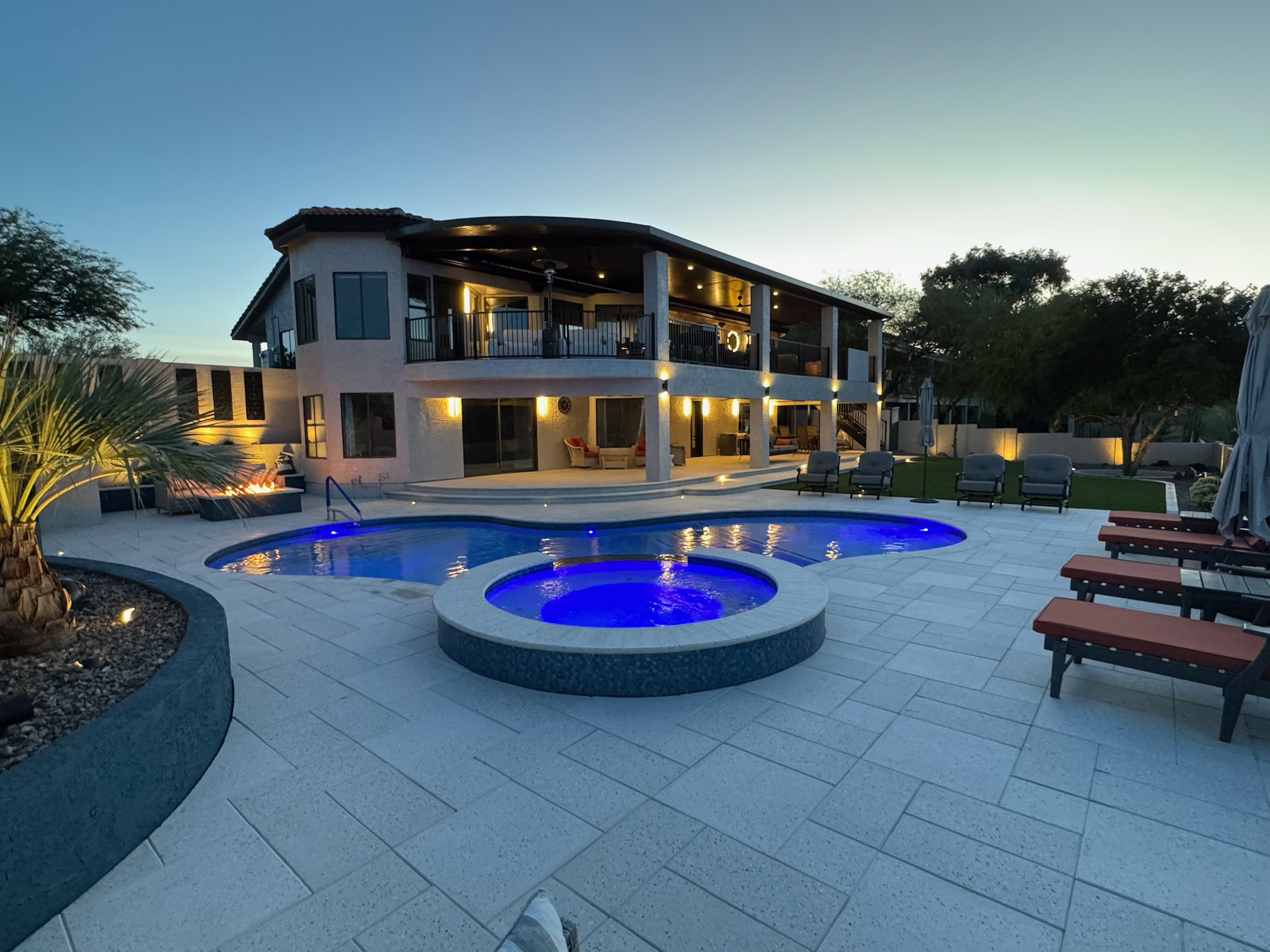 Custom pool design with integrated spa and water features by Innovative Custom Pools