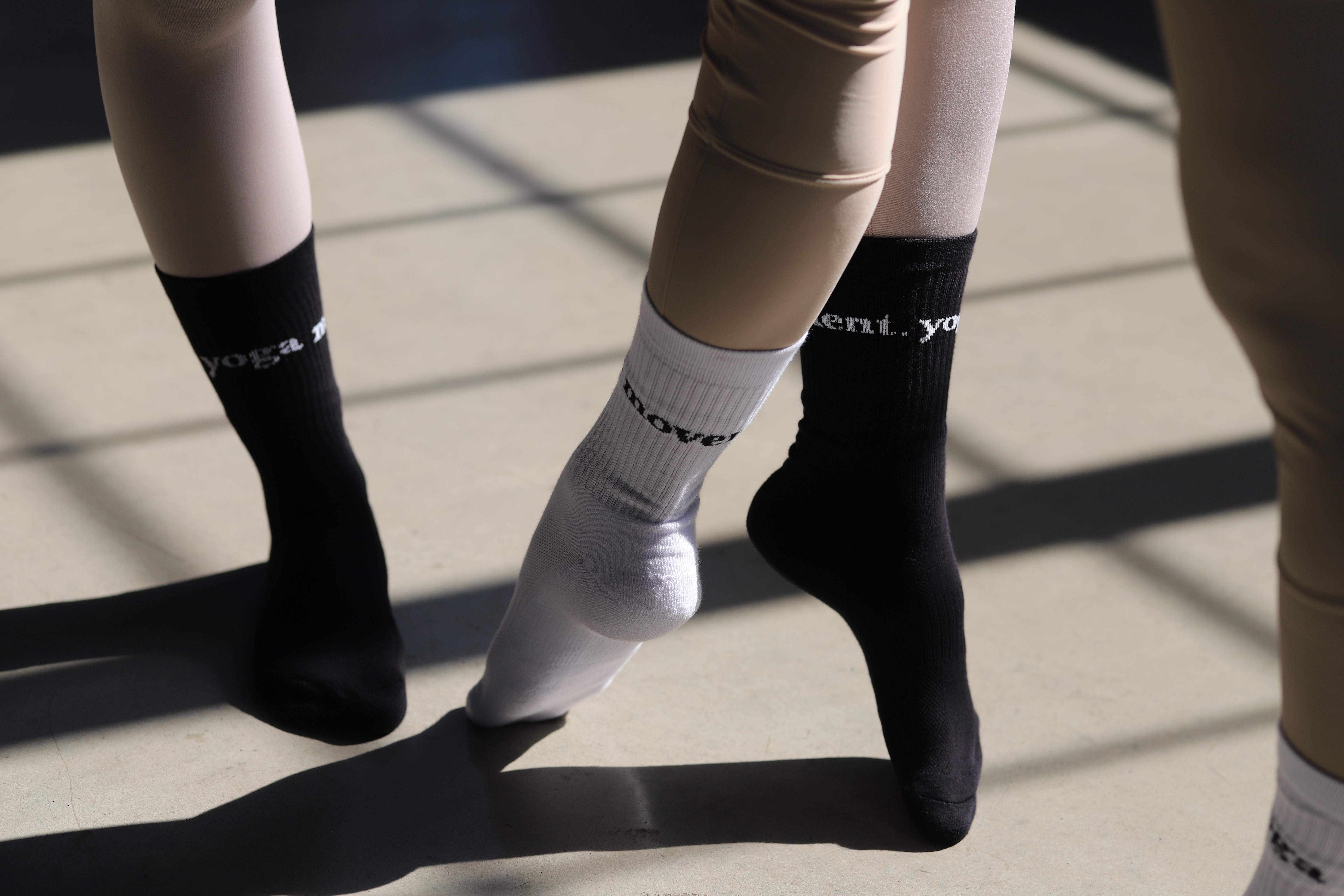 Ponožky Yoga Movement — bílé/černé