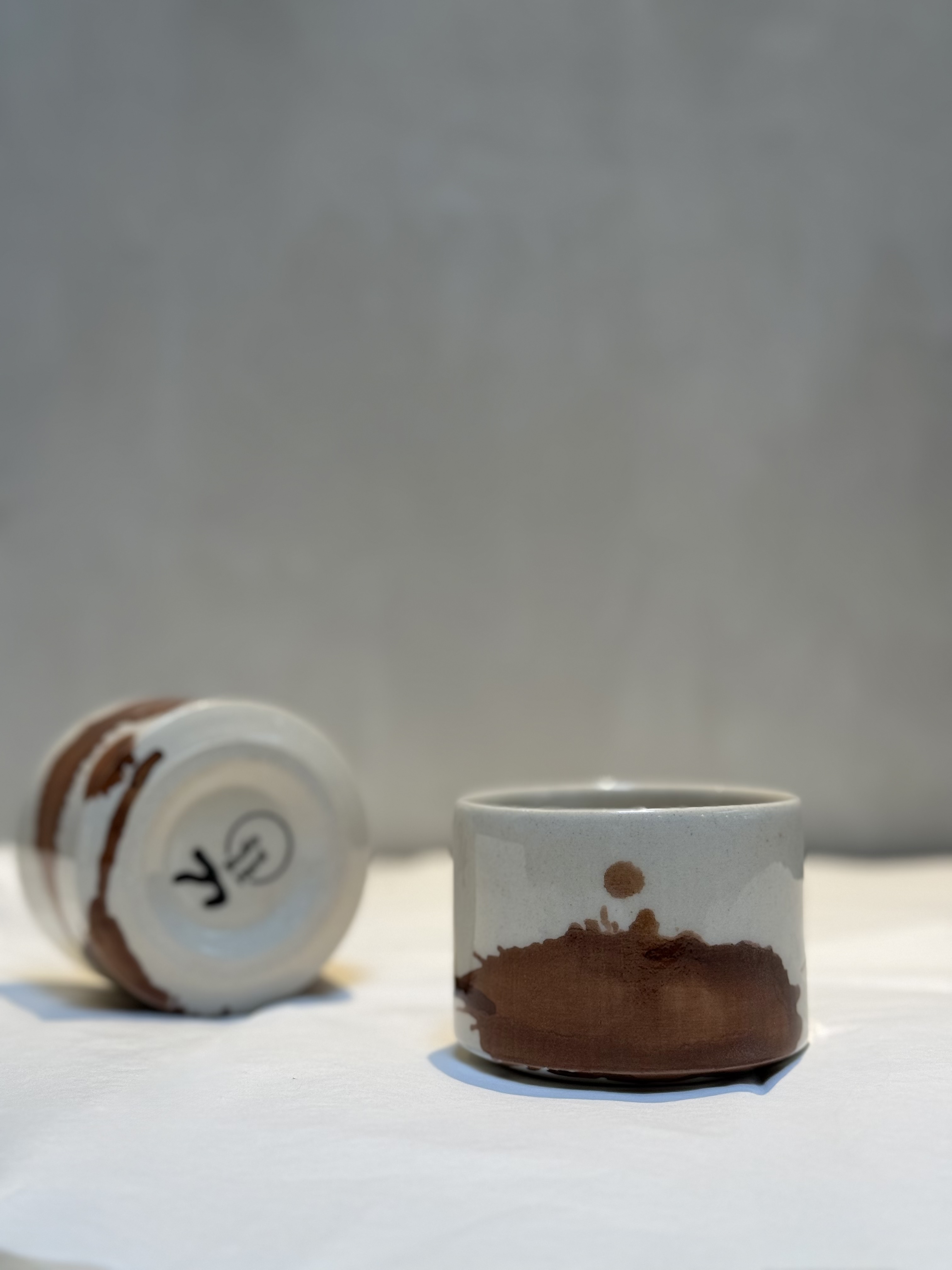 Keramicky hrnek hnědé skvrny