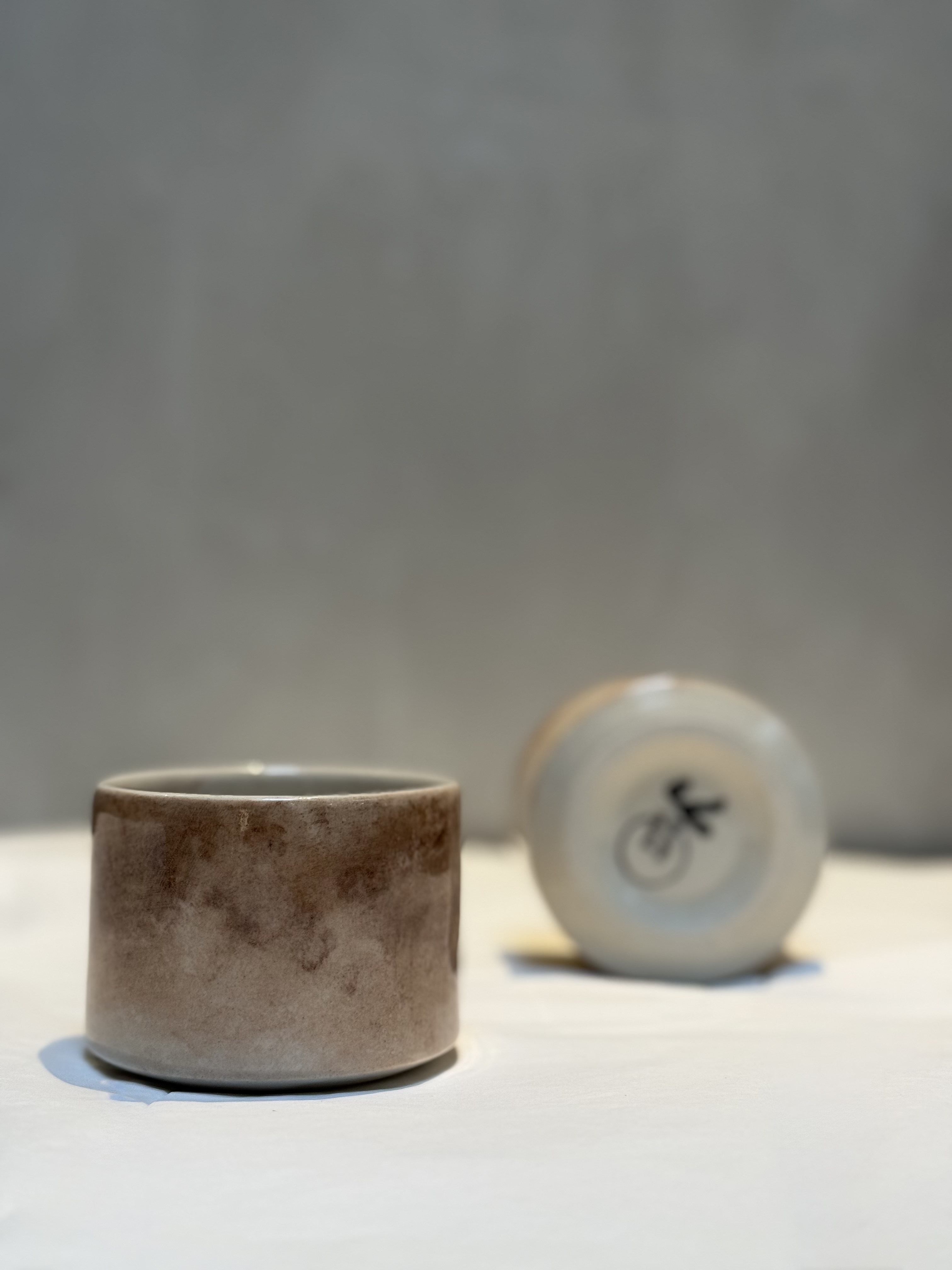 Keramicky hrnek hnědý dekor