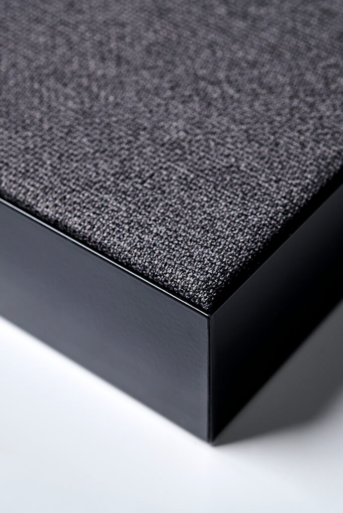 Nahaufnahme eines Schallabsorbers mit Textil