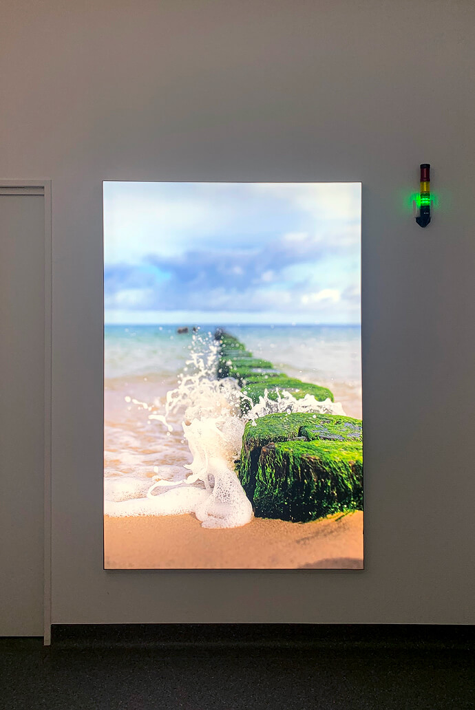 Leuchtkasten in einem dunklen Flur mit Fotodruck