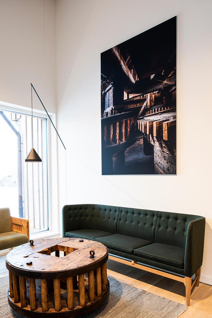 Akustikelement mit Fotodruck über einem Sof im Lounge-Bereich