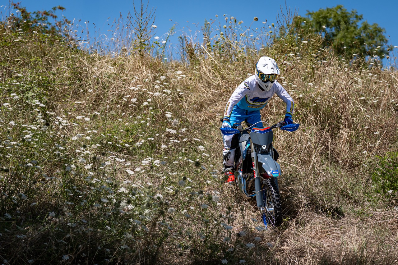 [background image] image of a bike workshop (for a bicycle shop)