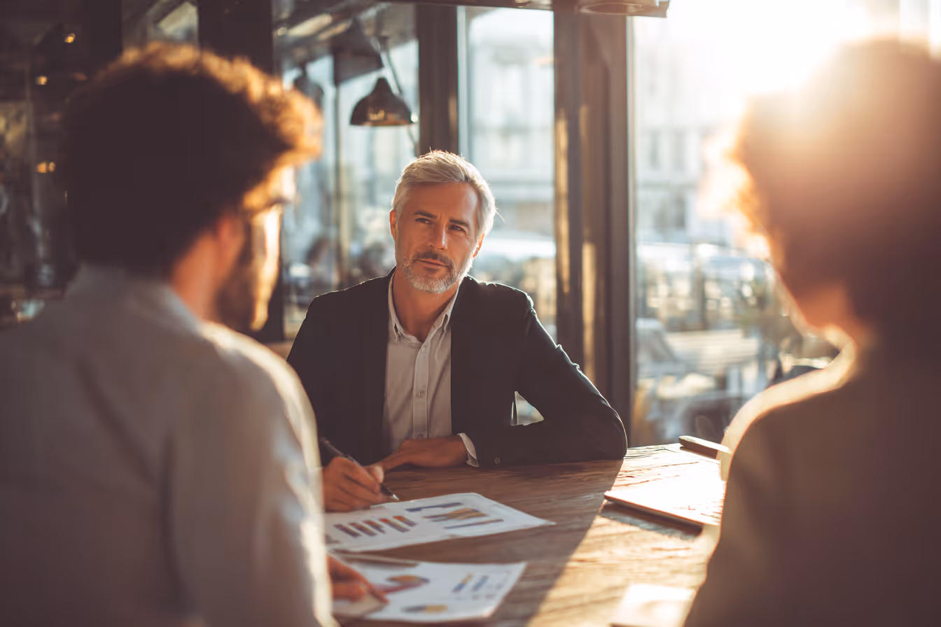 Finanzplanung services, finance advisor with two people