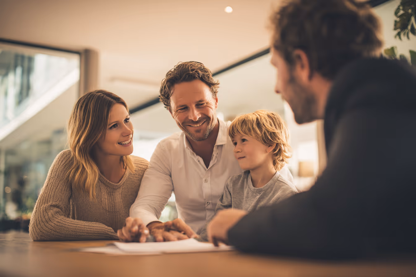 Absicherung services, finance advisor with a family