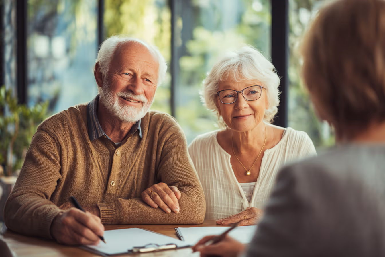 Altersvorsorge services, finance advisor with two elderly people