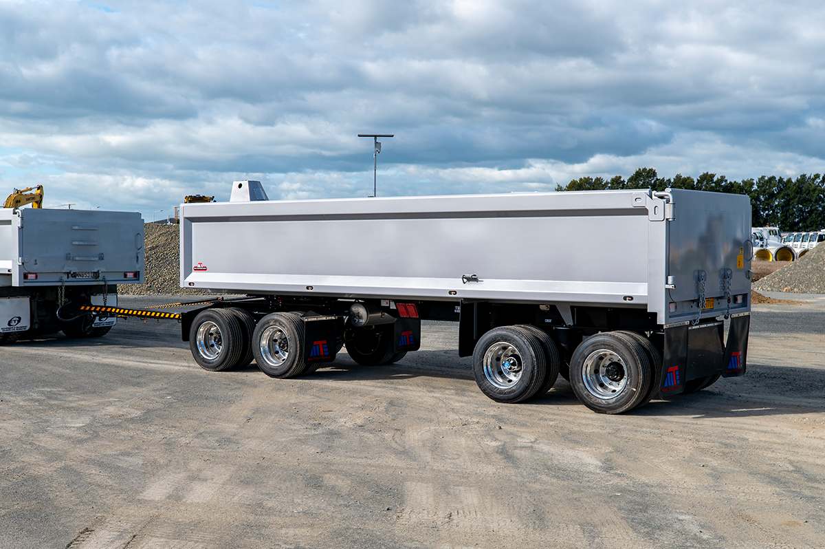 4 Axle Dog Tipper Back Side Angle