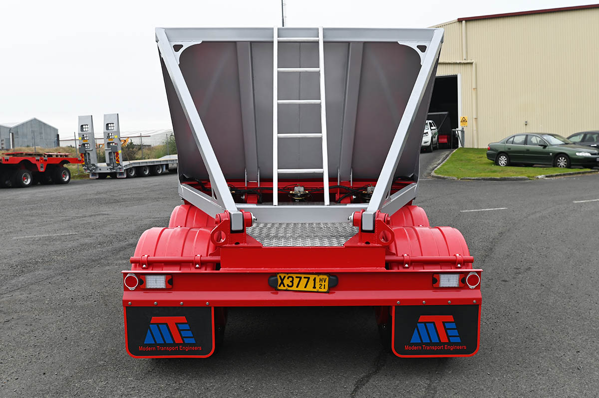 4 Axle Dog Bottom Dumper Back Angle