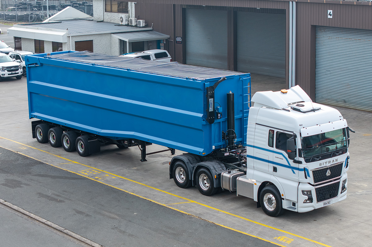 3 Axle Semi Tipper Side Tipping View